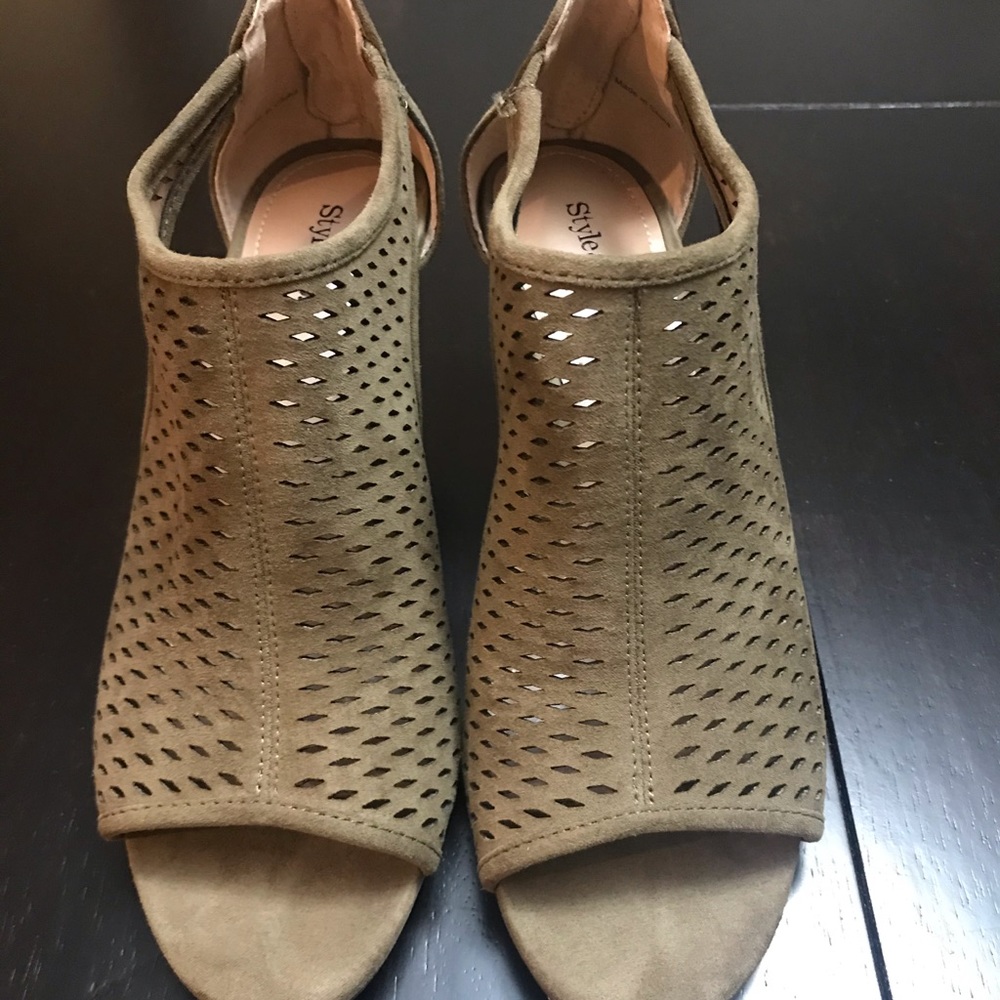 Opened toe  2 3/4  heel size 7M. Stylish